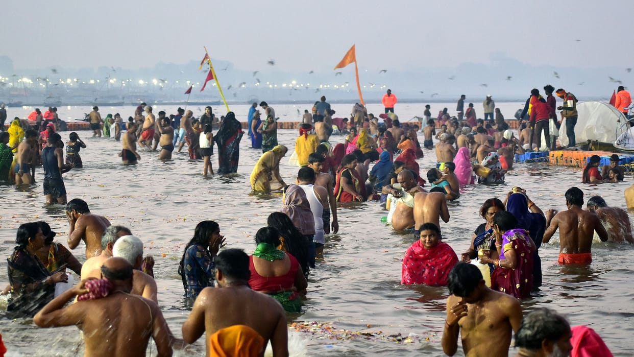 Magh Mela: When the prisoner came to take a dip in the Sangam wearing handcuffs, the spectators were astonished