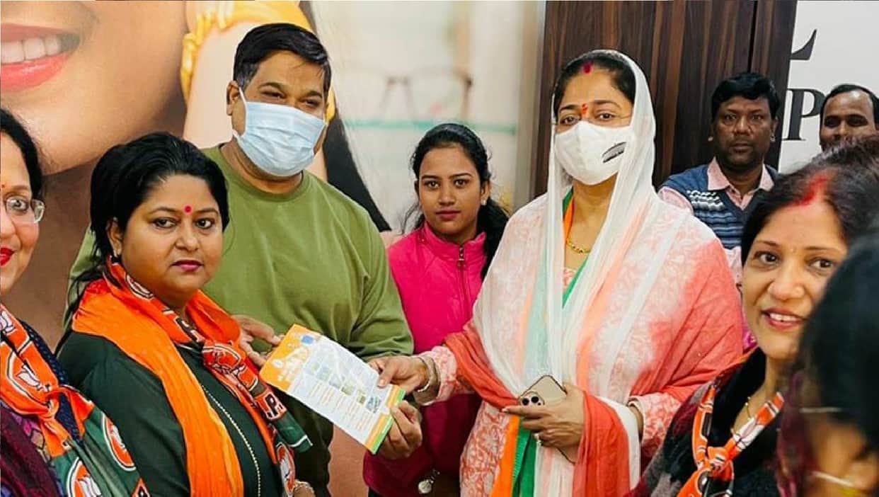 Ravi Kishan wife Preeti sought votes for Yogi Adityanath in gorakhpur