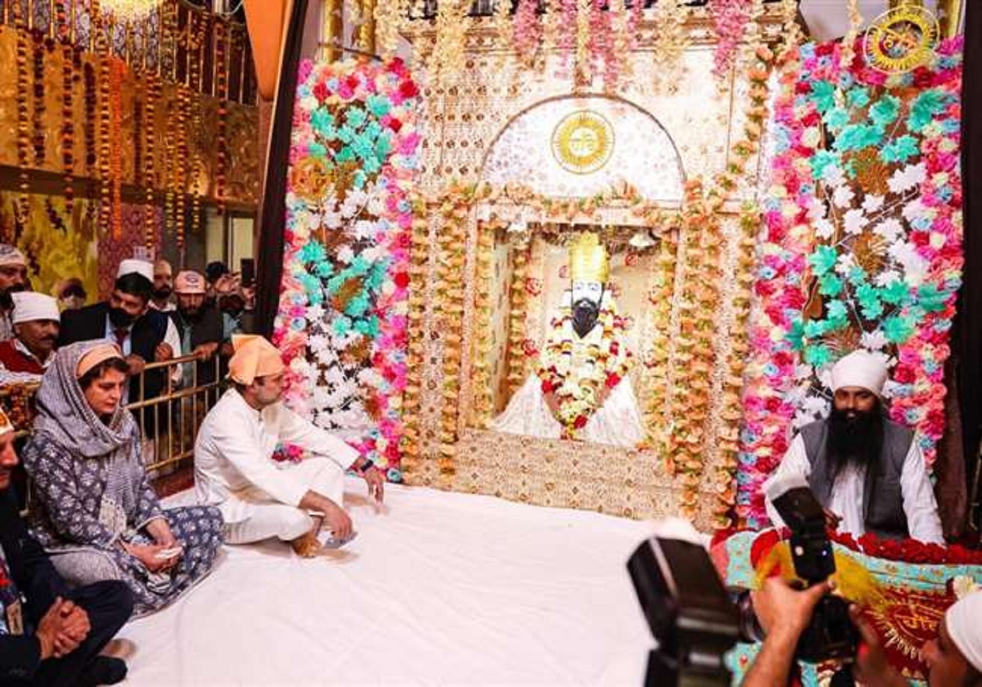 राहुल और प्रियंका गांधी सीर गोवर्द्धन में संत रविदास को नमन करने पहुंचे