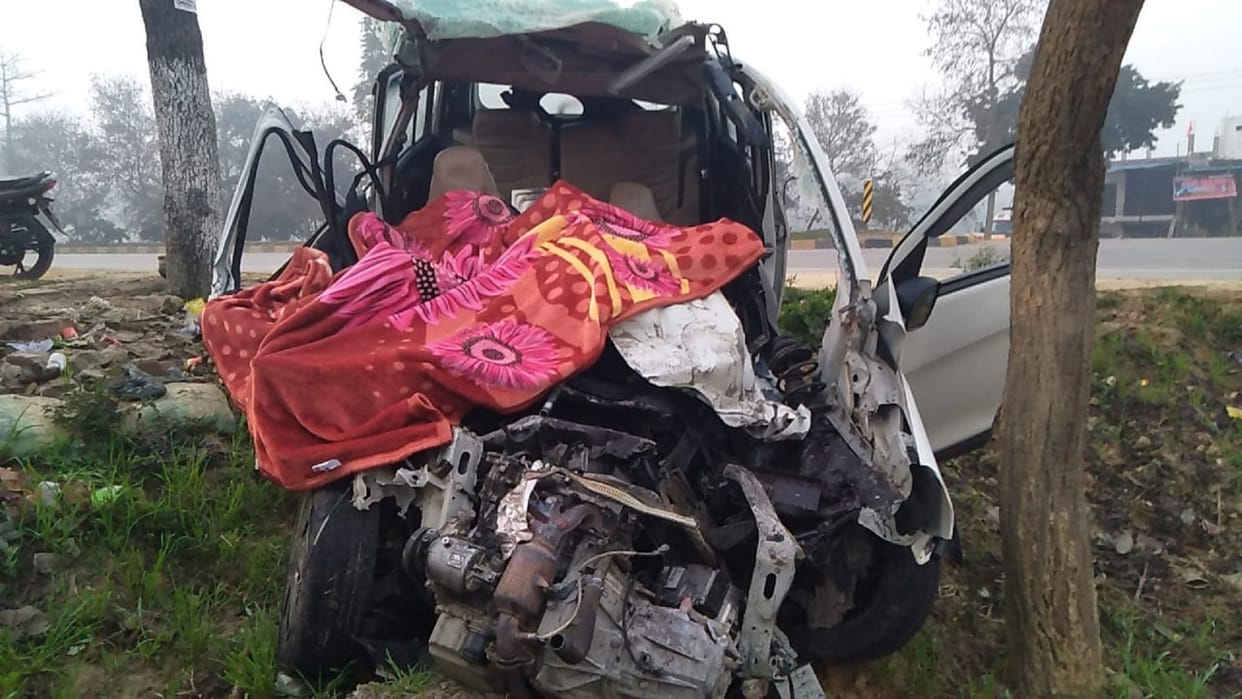 Big road accident in Barabanki Car collided with container, six people of same family died in accident
