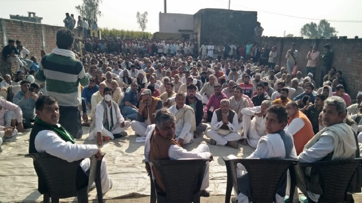 Panchayat protest against remarks on Rakesh Tikait and Jayant