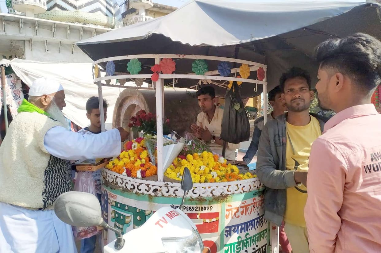The fragrance of flowers has become expensive due to elections and collaboration