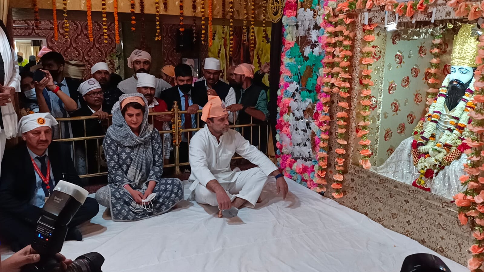 Ravidas Jayanti 2022 amid up election varanasi  Rahul gandhi Priyanka Gandhi served serve langer at Ravidas Temple in banaras see photos