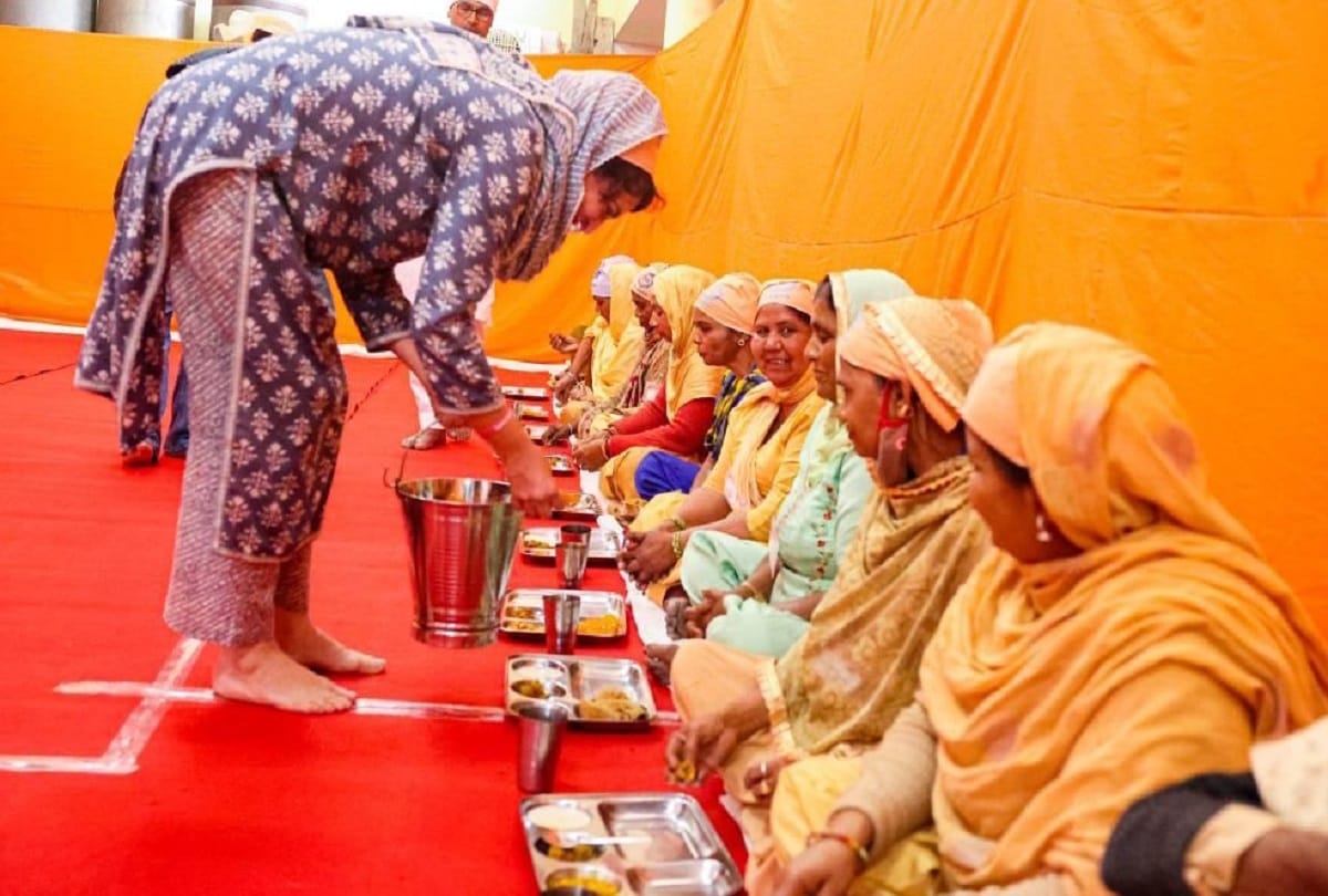 Ravidas Jayanti 2022 amid up election varanasi  Rahul gandhi Priyanka Gandhi served serve langer at Ravidas Temple in banaras see photos