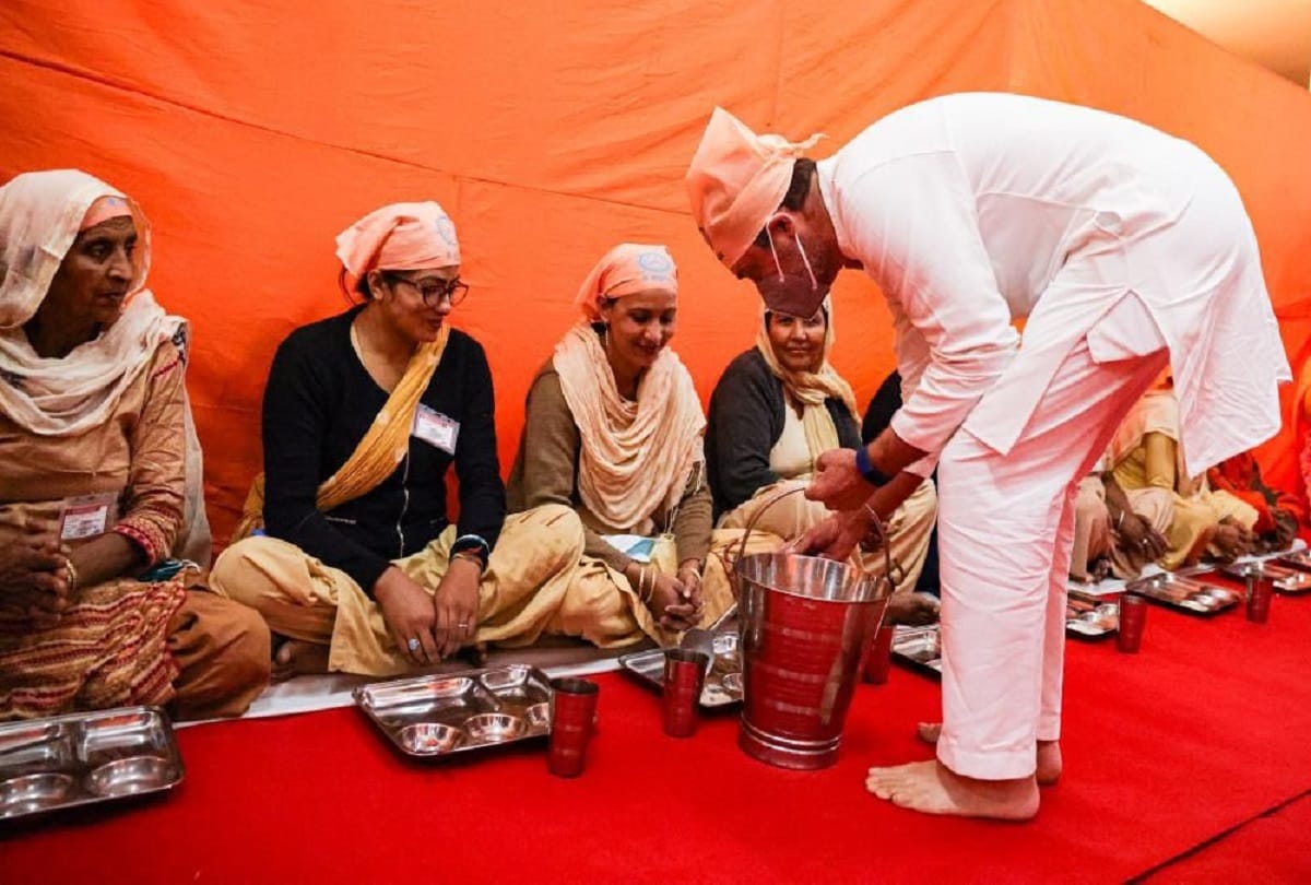Ravidas Jayanti 2022 amid up election varanasi  Rahul gandhi Priyanka Gandhi served serve langer at Ravidas Temple in banaras see photos