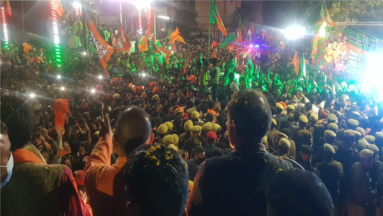 Yogi adityanath Roadshow in Jhansi begins with blessings from Shiv Mandir Target Samajwadi Party President Akhilesh Yadav