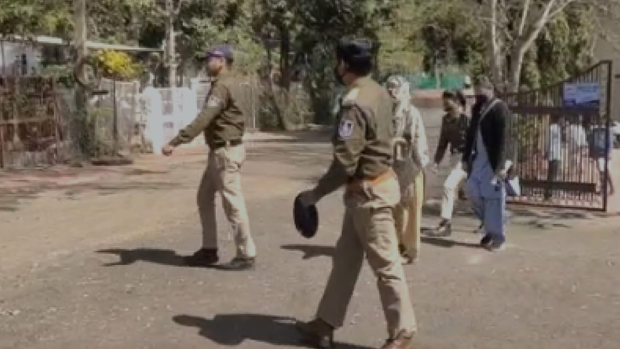Guna: A female prisoner, who arrived from jail to take the 12th examination, is in jail for assaulting a young man