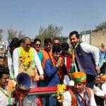 रोड शो के दौरान उमड़ी युवाओं की भीड़