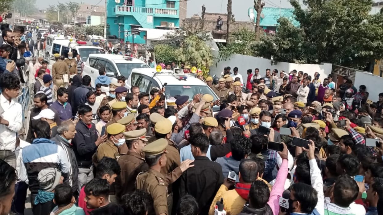 Kushinagar Well Incident 13 Women Died Slab Broken During Haldi Ceremony people close NH 28