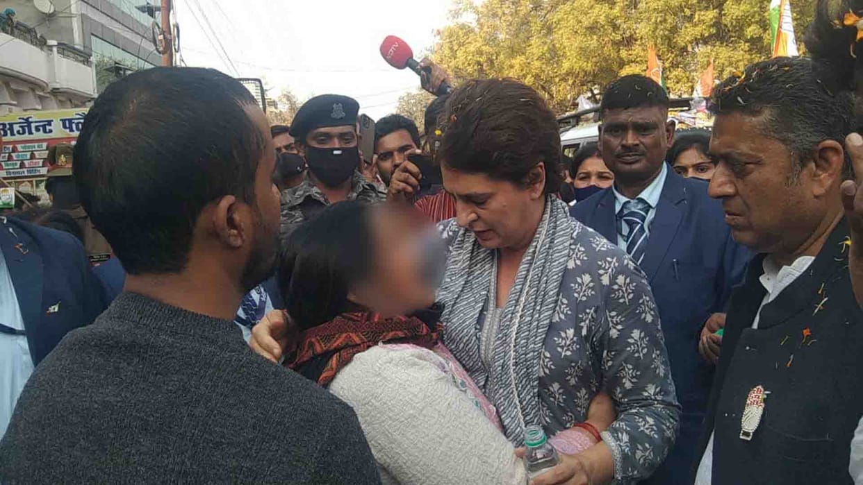 UP Election 2022 priyanka gandhi door to door public relations in kidwainagar and cantt