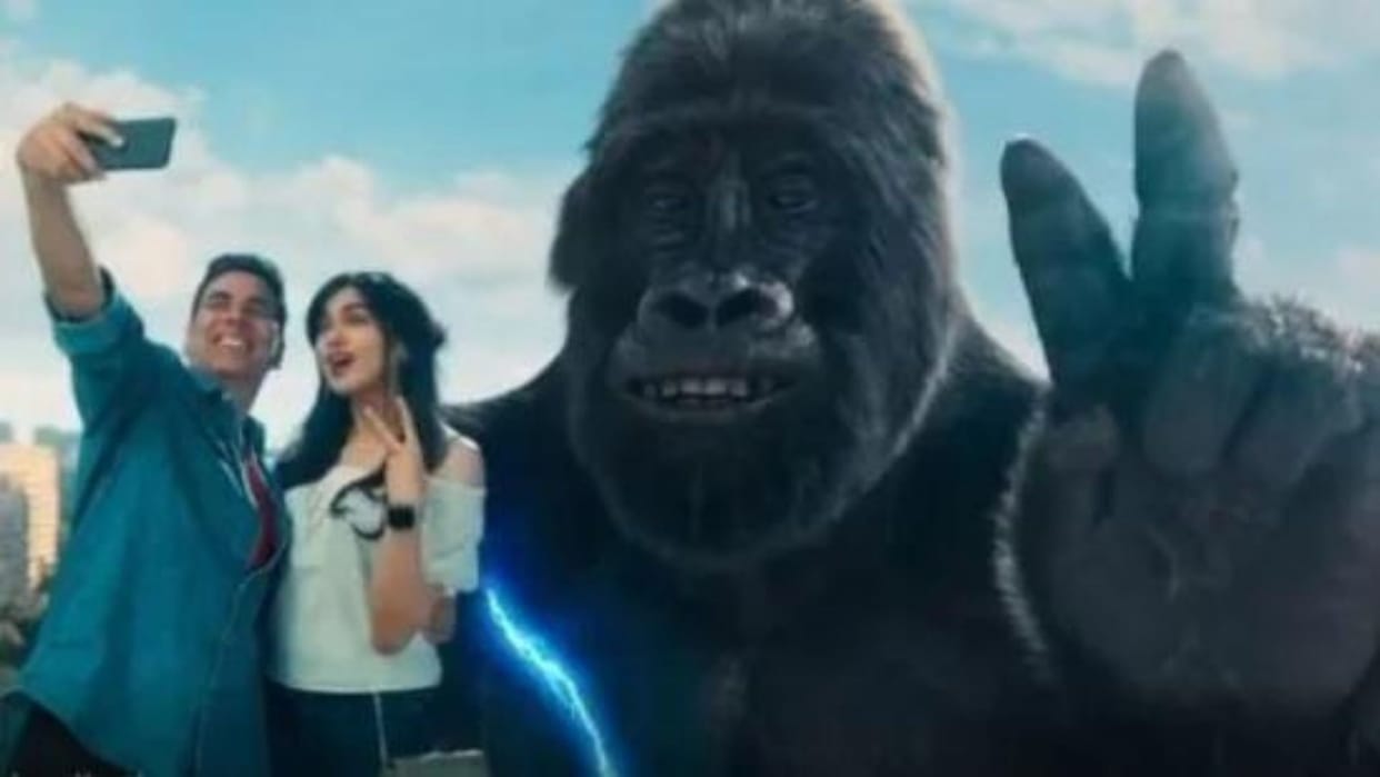 Akshay Kumar and Adah Sharma takes selfie with gorilla in new ad, fan says 'take him in Hera Pheri 3'