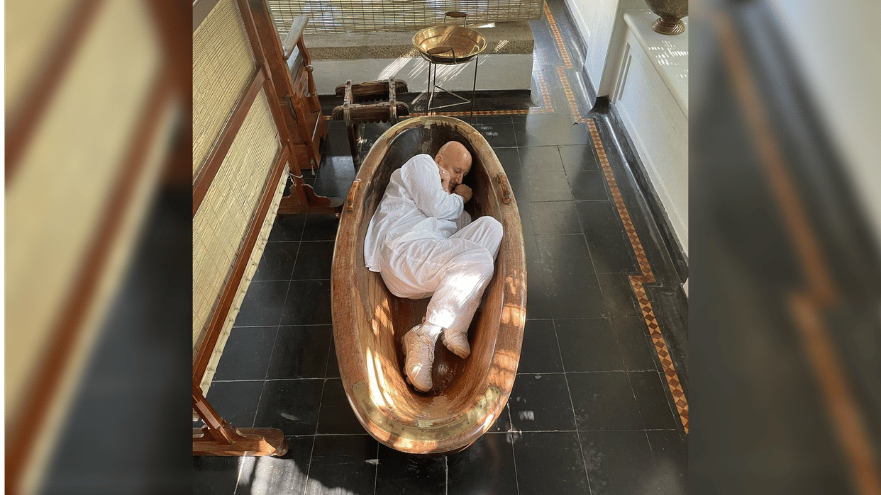 Anupam Kher clicked picture in  bathtub, then he gave a wonderful offer to fans