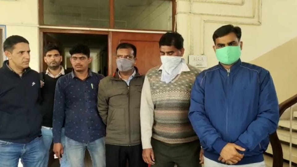 Rajasthan news Councilor and two contractors arrested for taking bribe of five lakhs in Alwar