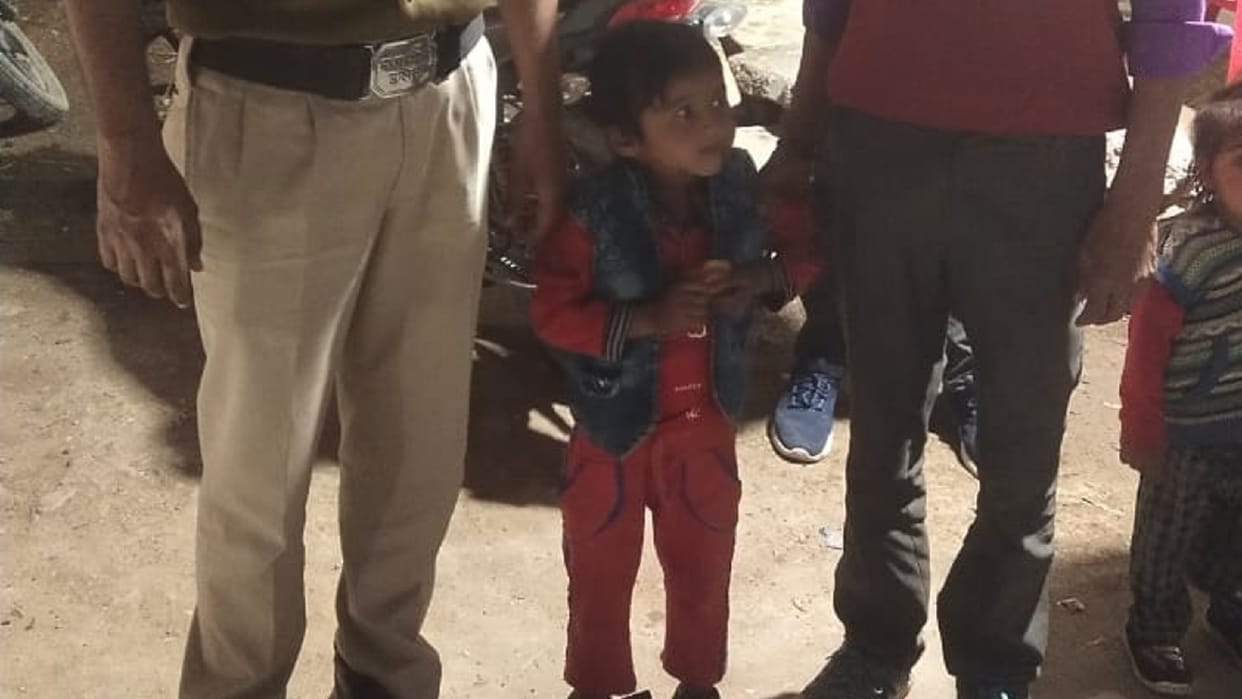Chhatarpur: 3-year-old girl disappeared while playing from the wedding house, police searched and handed over to parents in an hour
