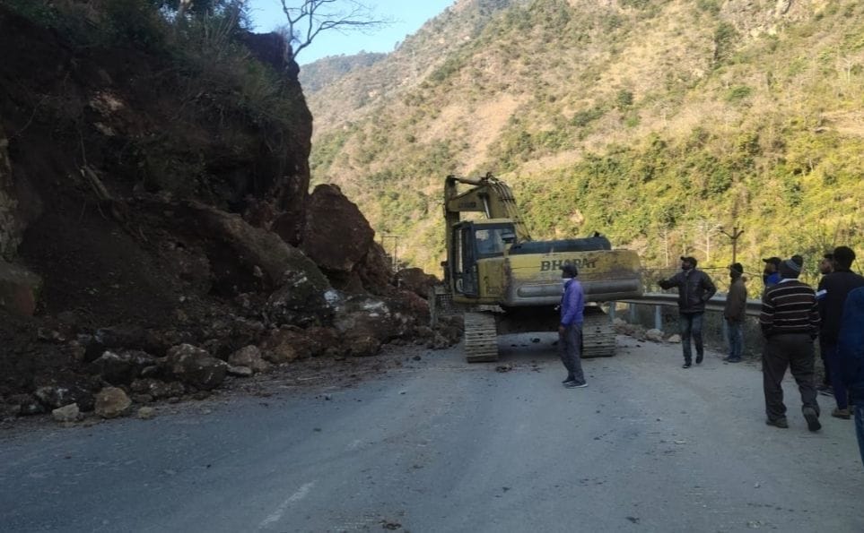 Boulders fell on the highway in Nagni, traffic remained closed for some time