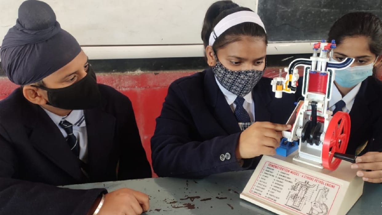 Shivpuri: Students learned working of four stroke engine through a model
