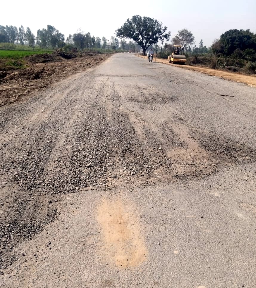 Difficult to walk on Kotwali road, vehicles overturning in potholes