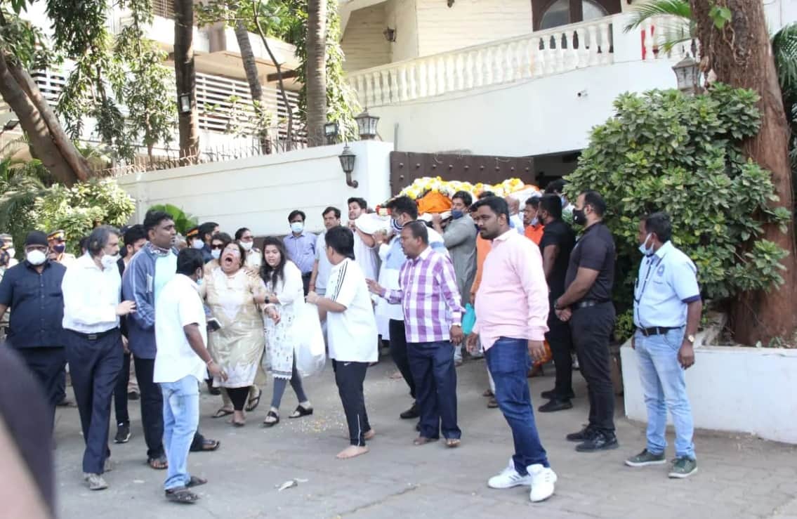 Bappi Lahiri daughter Rema is crying after seeing father deadbody Bappi Lahiri collapsed in his daughter arms