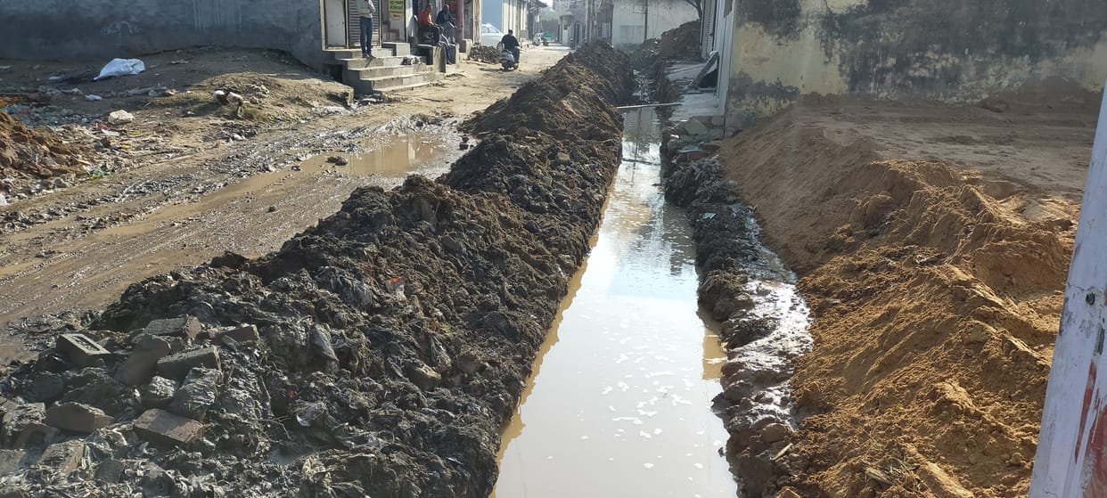 Drainage of dirty water by digging a drain