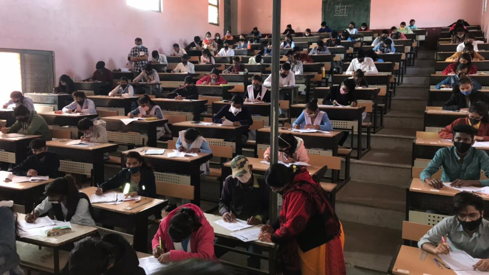 Madhya Pradesh: Examination started, teachers were placed under house arrest in Bhind, examination held under Corona guidelines in Chhatarpur