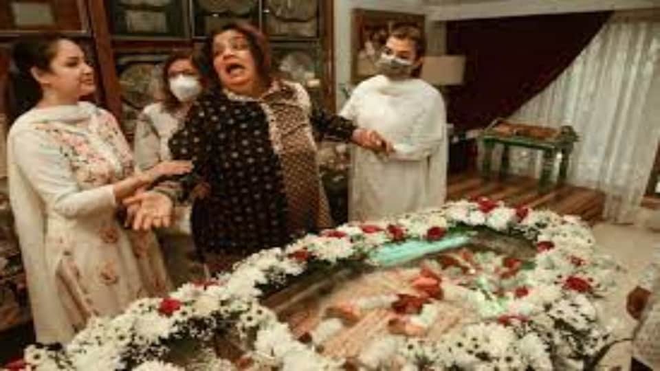 Bappi Lahiri daughter Rema is crying after seeing father deadbody Bappi Lahiri collapsed in his daughter arms