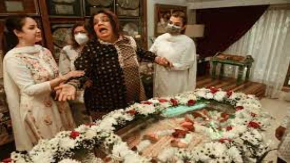 Bappi Lahiri daughter Rema is crying after seeing father deadbody Bappi Lahiri collapsed in his daughter arms