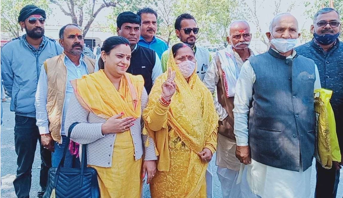 up election 2022: MLA Vijay Mishra's wife and daughter have assets worth crores, both filed nominations as independent candidates