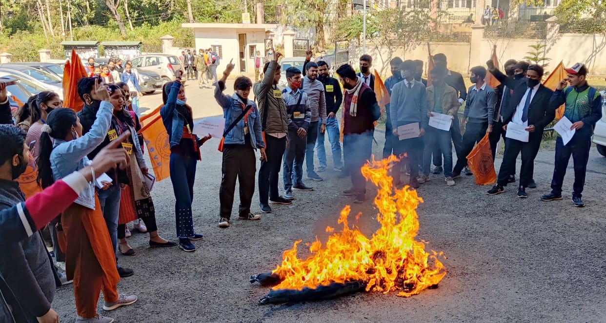 ABVP burns effigy of Tamil Nadu government