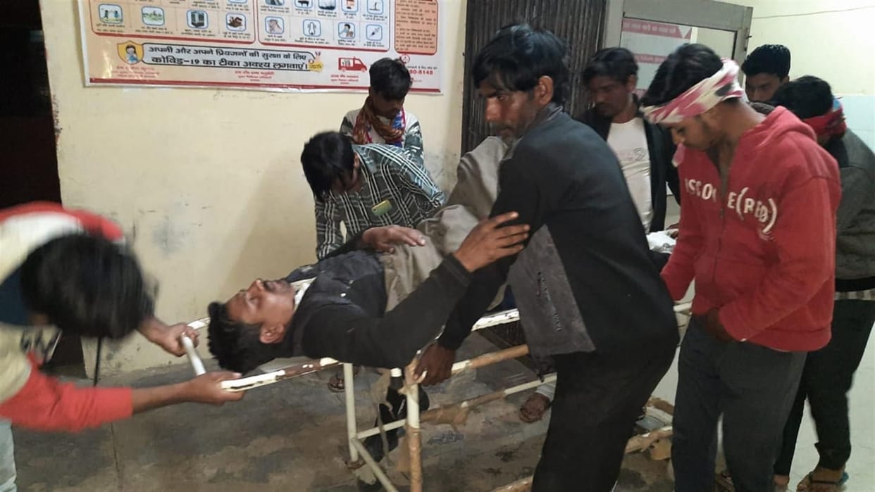 Hathras: Fighting between two parties for pressurizing them to cast votes, 13 people injured