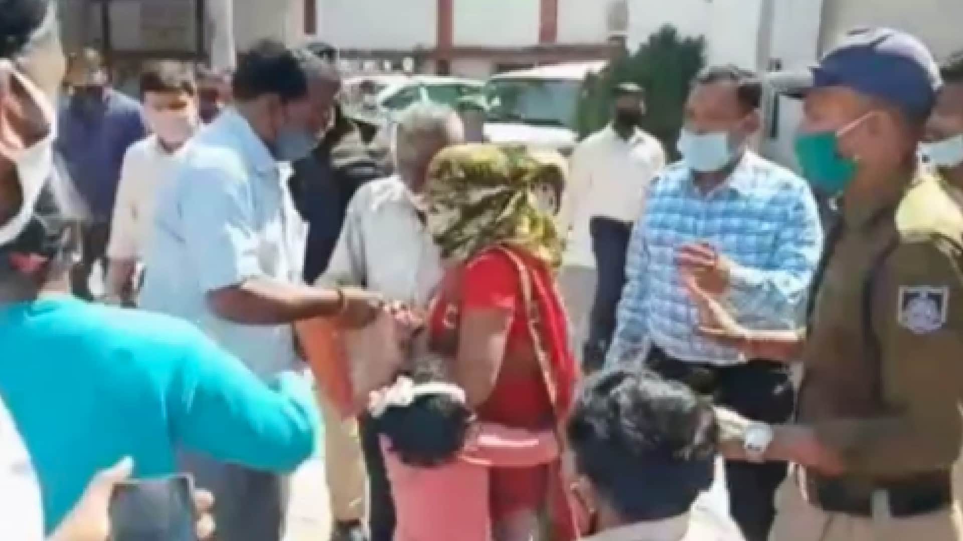 Dhar: Retired driver created ruckus, wife had poison in hand, said- not getting pension and pressure is on to vacate the house