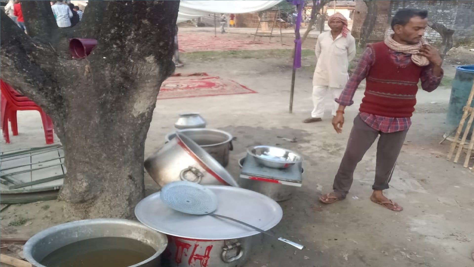 Kushinagar Well Incident 13 Women Died Slab Broken During Haldi Ceremony people close NH 28 People are immersed in sorrow