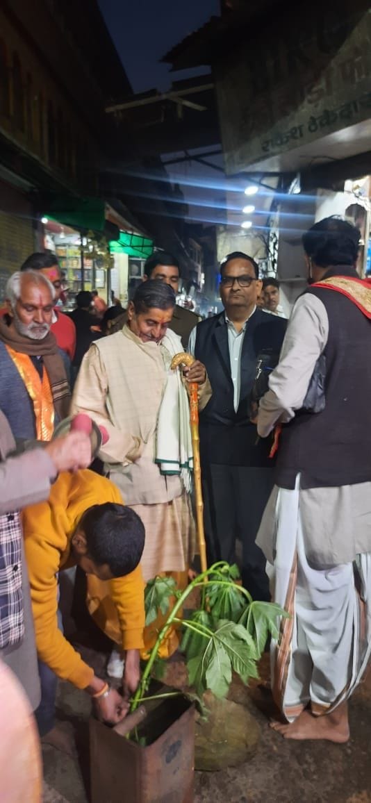 Mathura: Holi stick forged in Dwarkadhish temple
