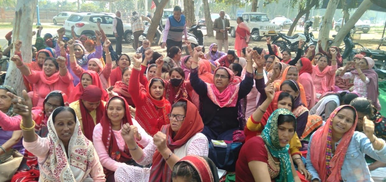 Police stopped Asha workers from going to Ambala, got angry and burnt the effigy of the government
