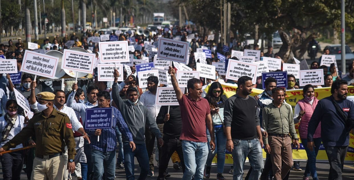 Extension Lecturers: For demands, CM came out to surround the house, police detained at Housing Board Chowk