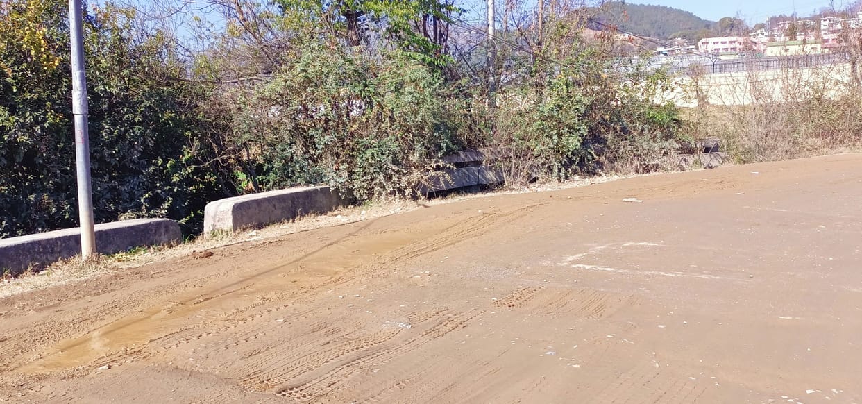 The people of the frontier are banging on the roads of Pithoragarh