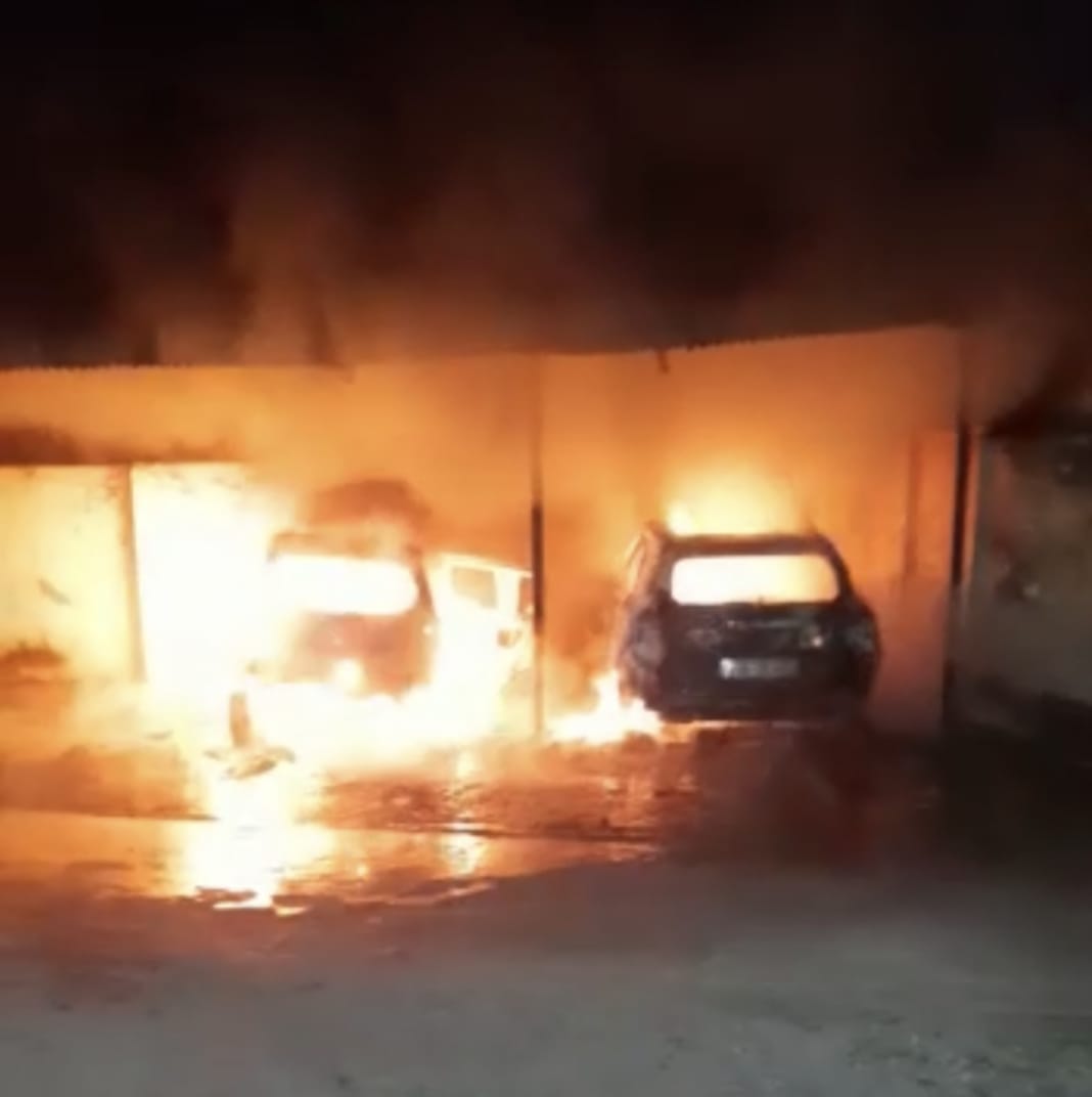 Fire in the parking lot of government residence, two cars of SDO burnt