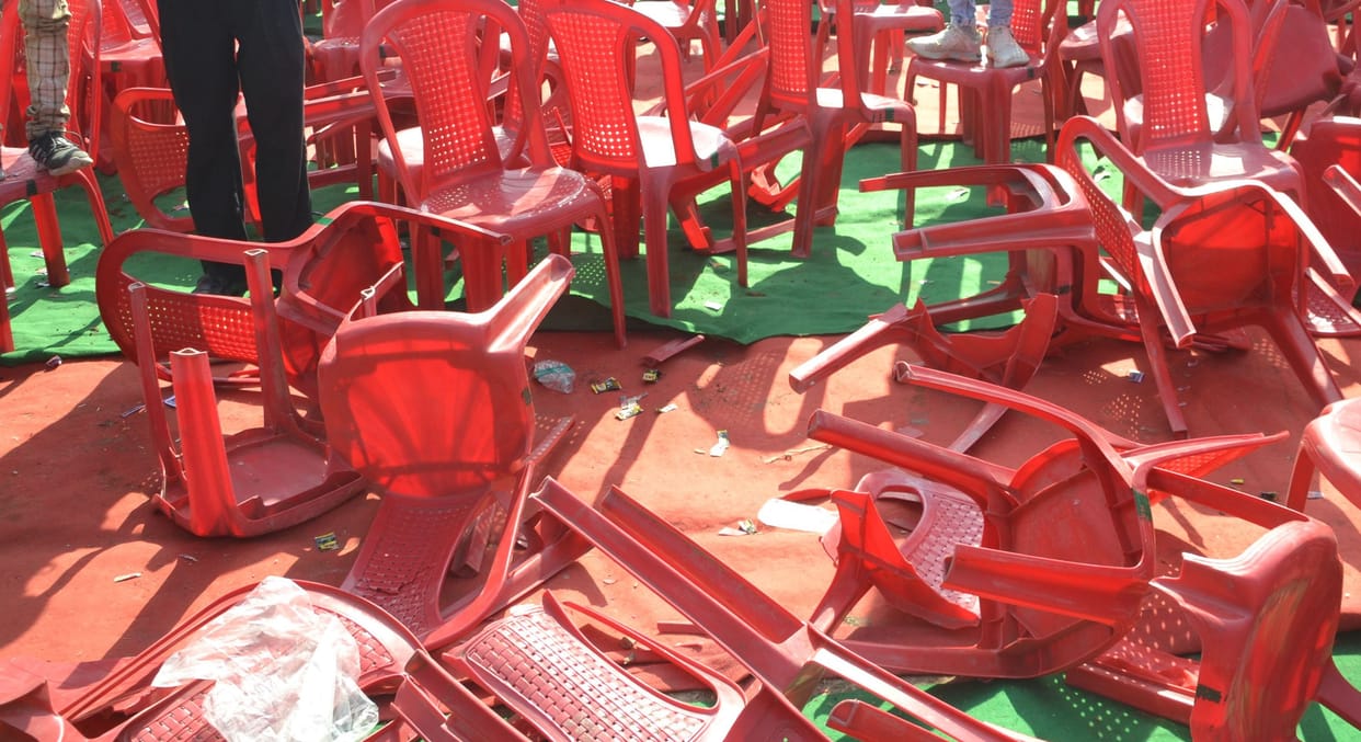 Kanpur Dehat : Uproar in SP's public meeting, chairs broke, workers reached the stage by breaking barricading