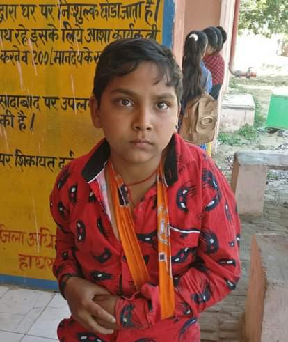 मारपीट में घायल किशोर।  संवाद