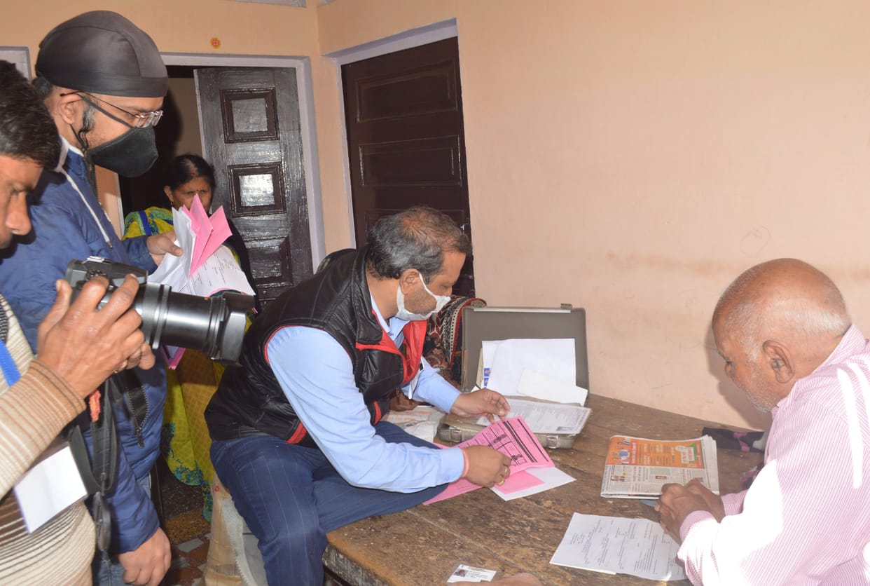 Hathras: After voting, the elderly and disabled said thank you to the Election Commission