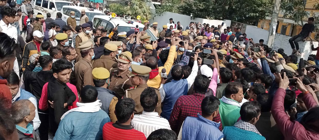 People blocked the Khadda-Padrauna road for one hour
