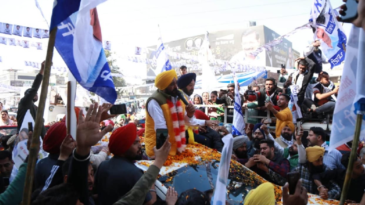 Police stop Bhagwant Mann convoy in Patiala