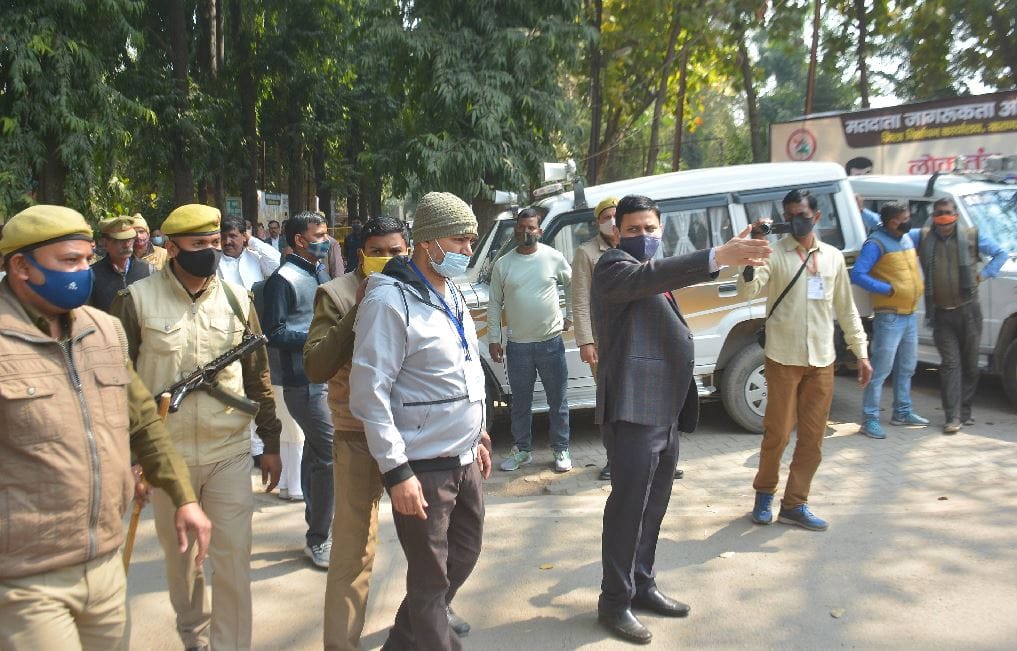 UP election 2022:  Varanasi DM himself took command to drive away supporters