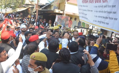 UP election 2022:  Varanasi DM himself took command to drive away supporters