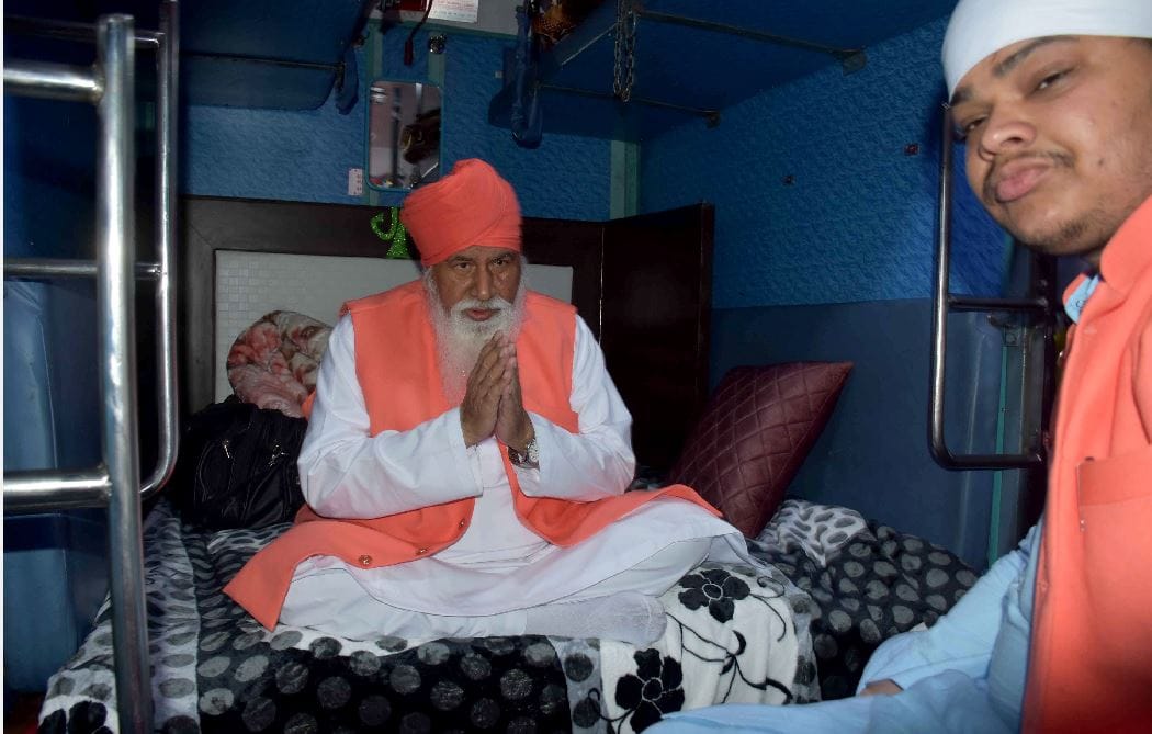 Sant Niranjan Das left for Punjab with Sangat with the blessings of Guru's feet from the birthplace of Sant Ravidas
