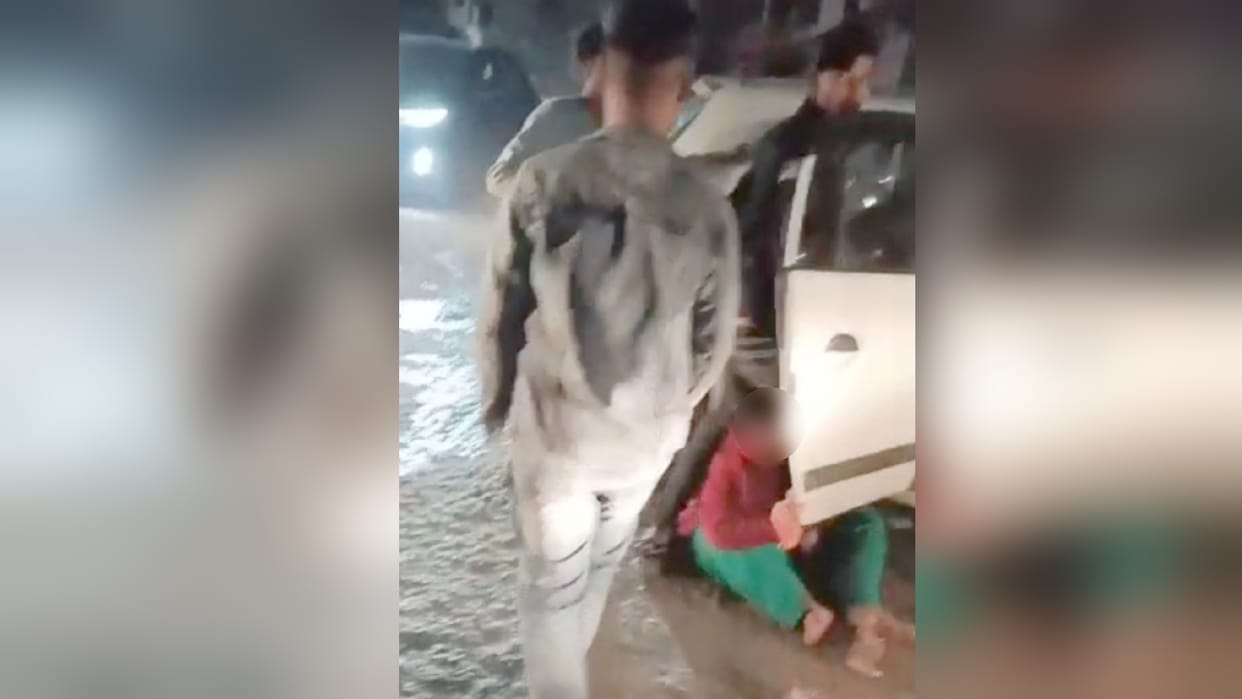 Woman screaming at night in Faridabad, many young man forcibly took away in a car
