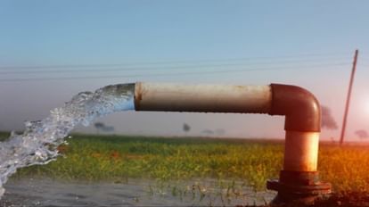 While playing, the child fell into the latch of the tube well