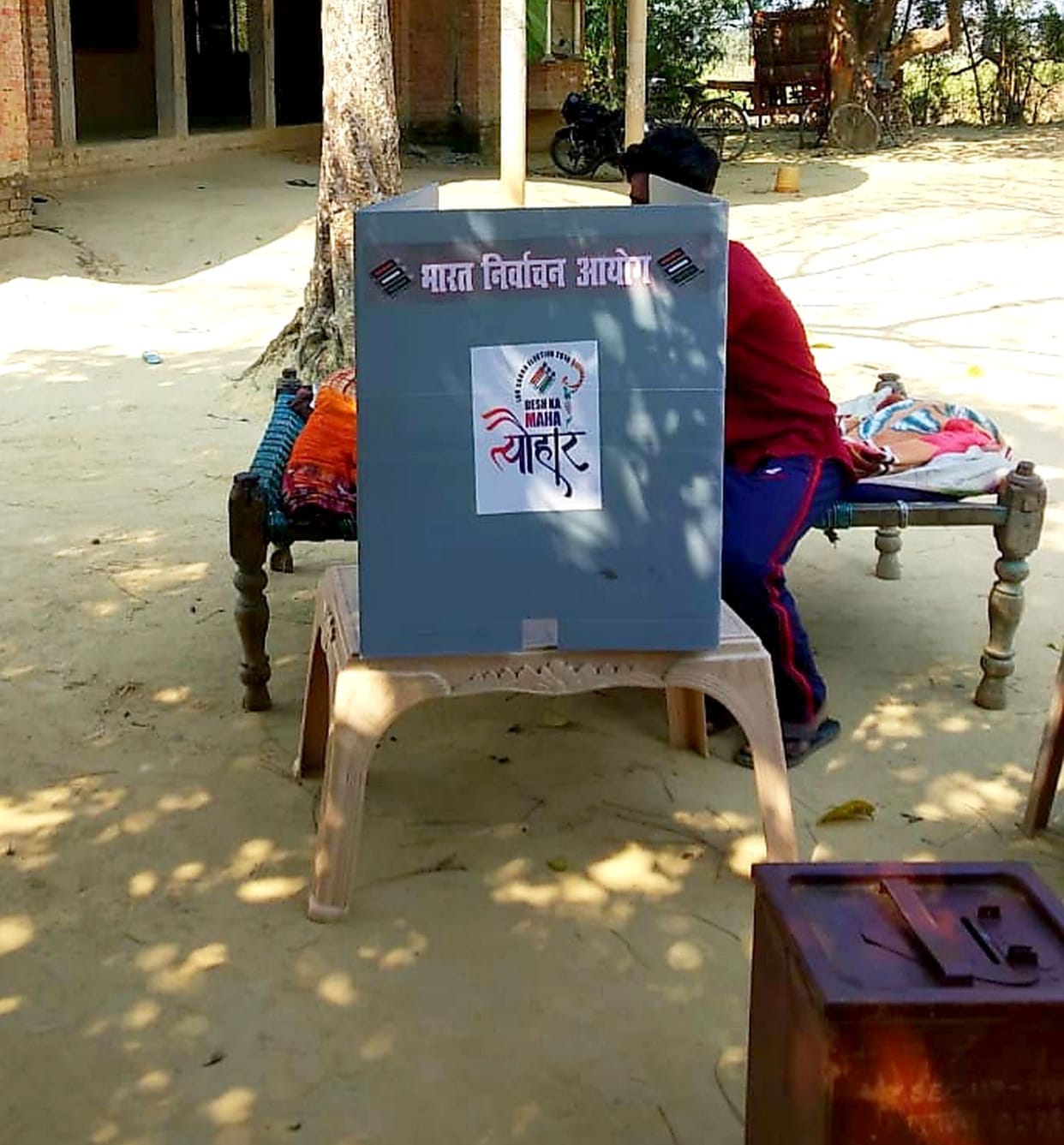 Polling booths built on the roof, if there are bunk beds, votes cast