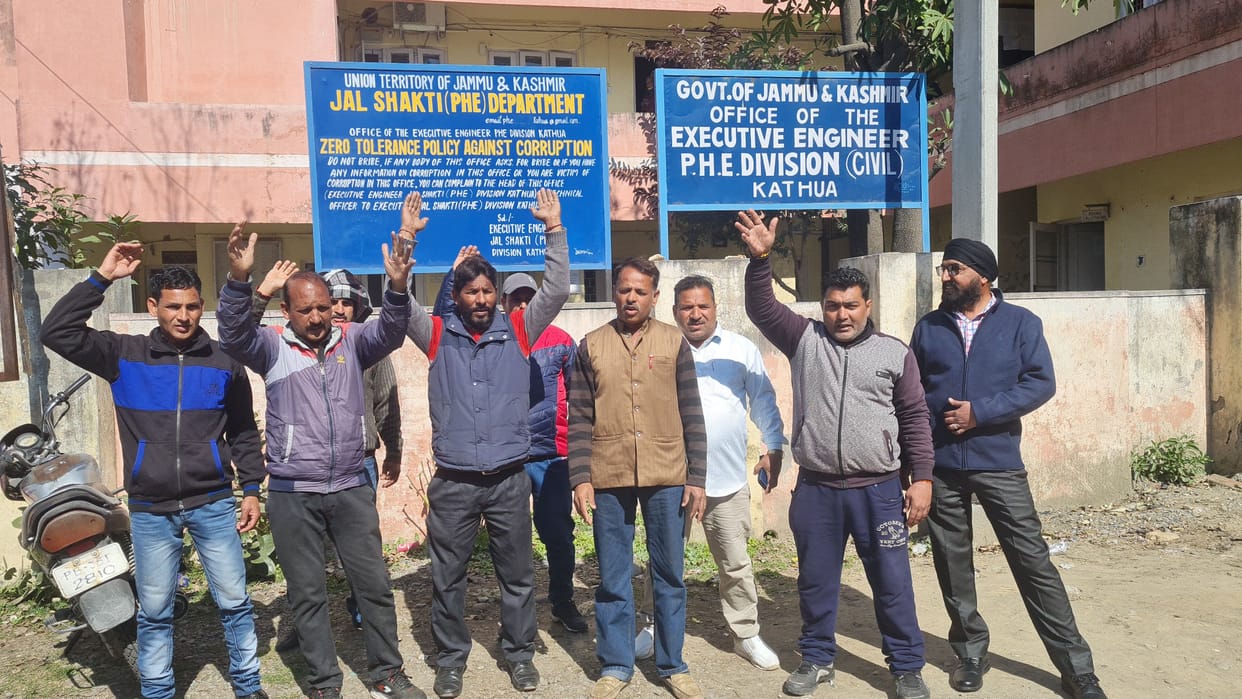 Temporary employees of Jal Shakti Department demonstrated