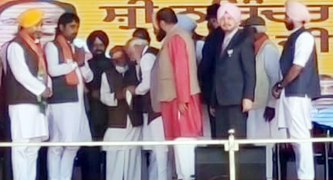 Modi took blessings from former JanSangh MLA Sahi Ram on stage