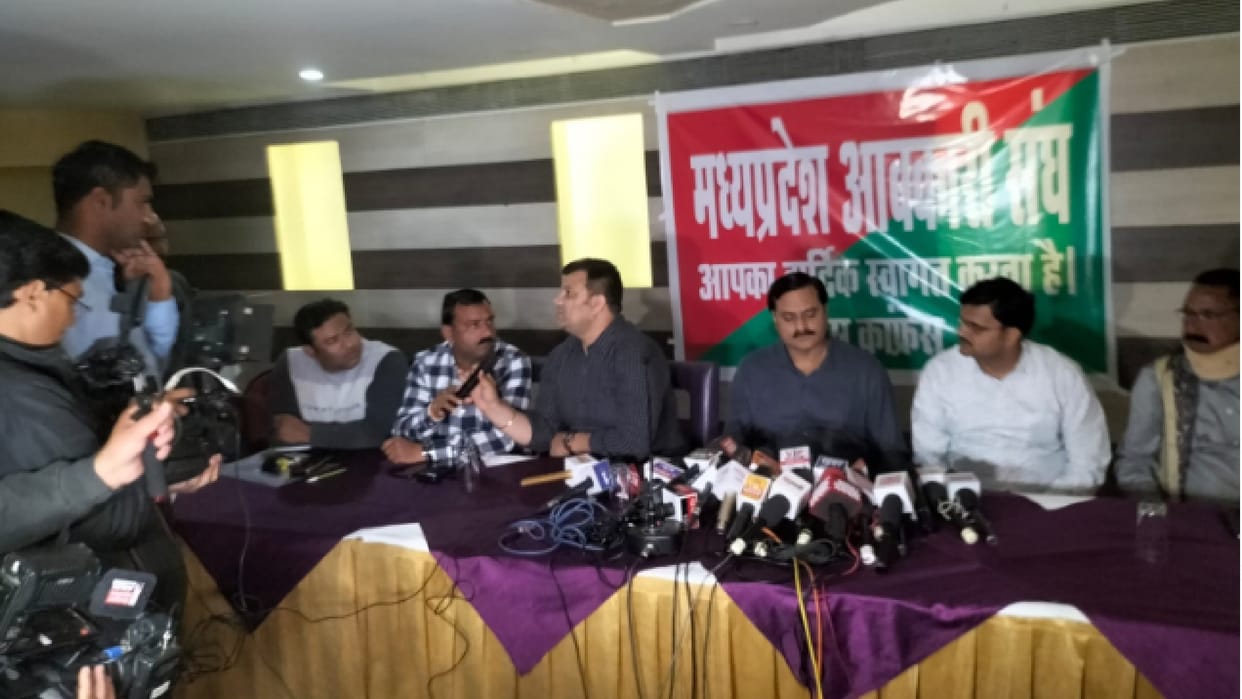 Excise policy protest in MP: Liquor trader and government face to face, accused of selling loss shops
